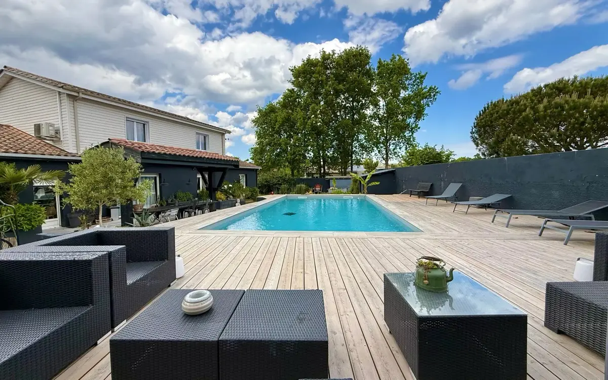 Maison familiale de caractère de 200m2 - jardin paysager & piscine